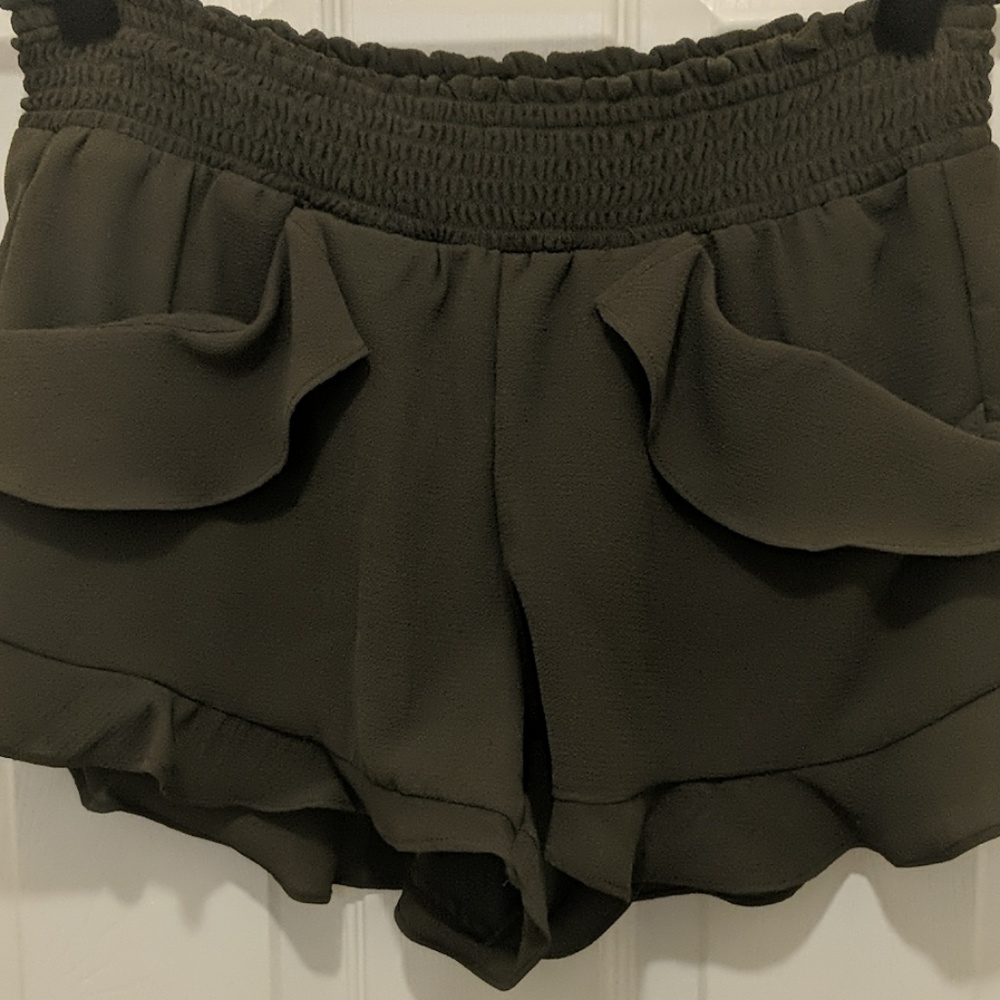JOLT RUFFLE SHORTS - Picture 3 of 7